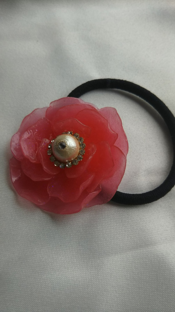 樹脂粘土❇️お花のヘアゴム(レッド ラメ) コットンパール バラ 1枚目の画像