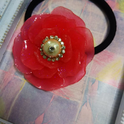 樹脂粘土❇️お花のヘアゴム(レッド ラメ) コットンパール バラ 4枚目の画像