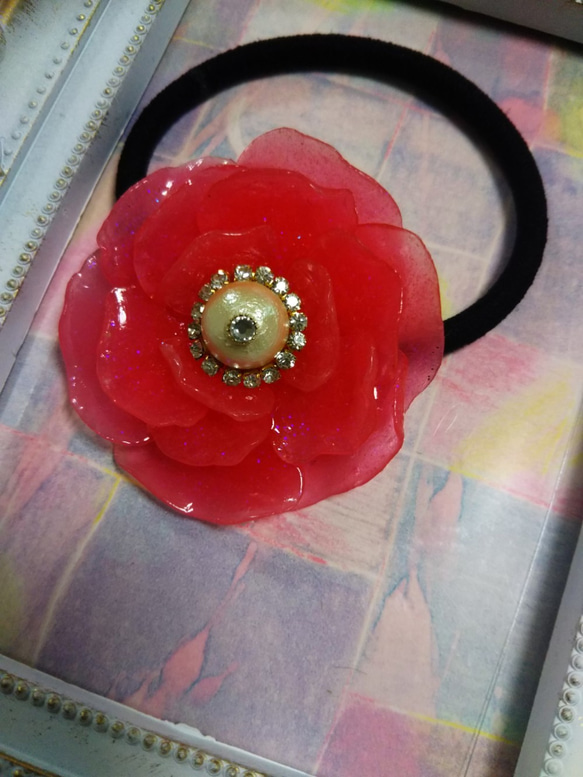 樹脂粘土❇️お花のヘアゴム(レッド ラメ) コットンパール バラ 4枚目の画像