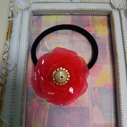 樹脂粘土❇️お花のヘアゴム(レッド ラメ) コットンパール バラ 6枚目の画像