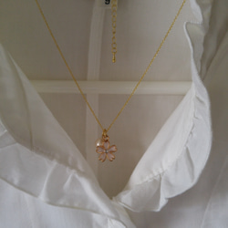 桜チャーム(白)とコットンパールのゴールドネックレス 3枚目の画像