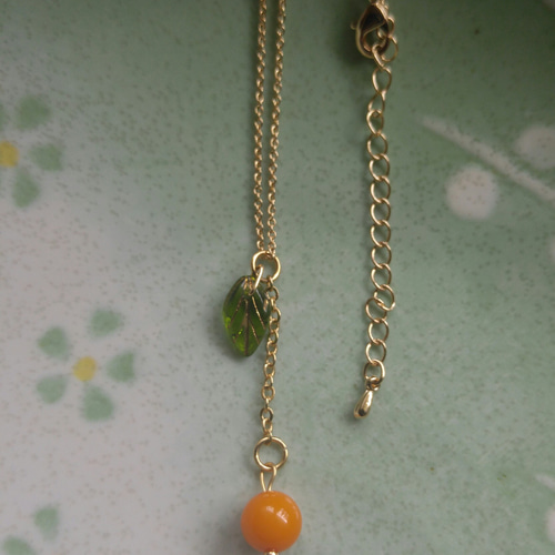 天然石 蜜蝋アンバー(琥珀)とリーフのネックレス ネックレス