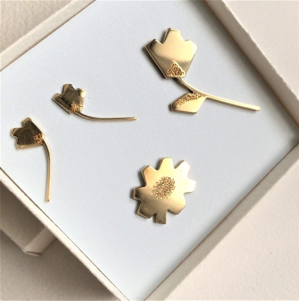 お花のピアスとピンバッジセット　SALE 1枚目の画像