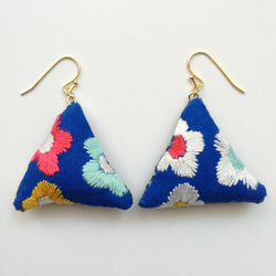 お花の刺繍のさんかくピアス＊blue③ 2枚目の画像