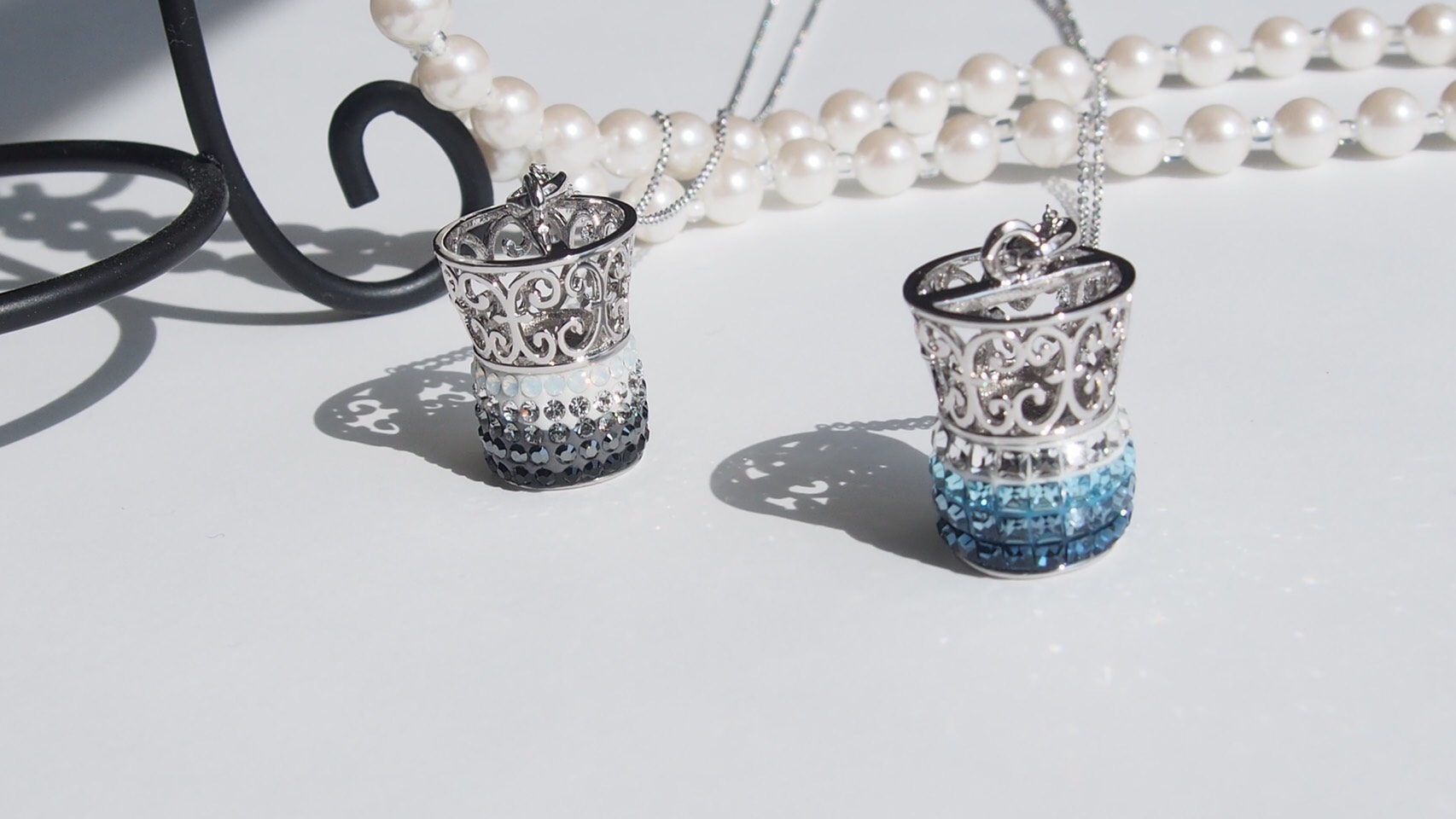 スワロフスキークリスタルが輝くグルーデコのアロマペンダントトップ