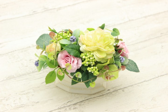 クリームとピンクのミニバラのフラワーアレンジメント♪ アート