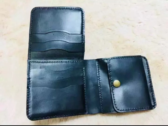 二つ折り財布 シンプル 高級感 2枚目の画像