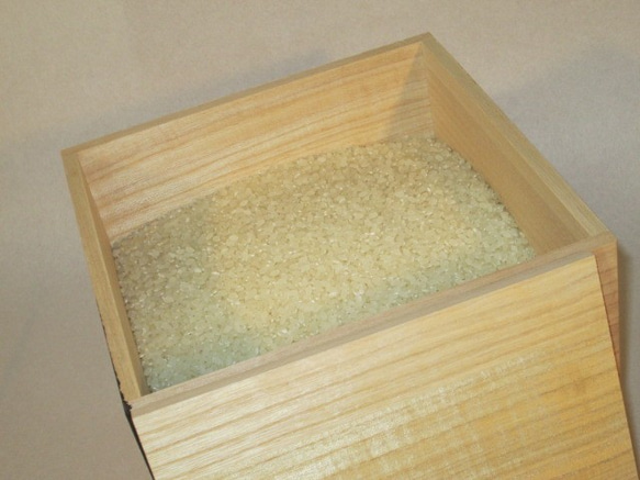夏場のお米の保管、お困りではありませんか？　桐CUBE　米びつ 　お米2kg　ピンク 2枚目の画像