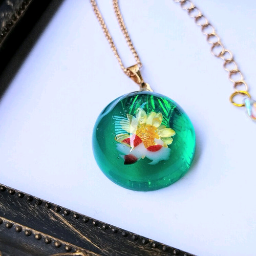 金魚が泳ぐ水中レジンネックレス mqdefault.jpg