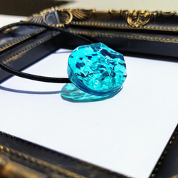 エメラルドグリーンの宝石風ヘアゴム / 青 / 半球 / レジン / 海