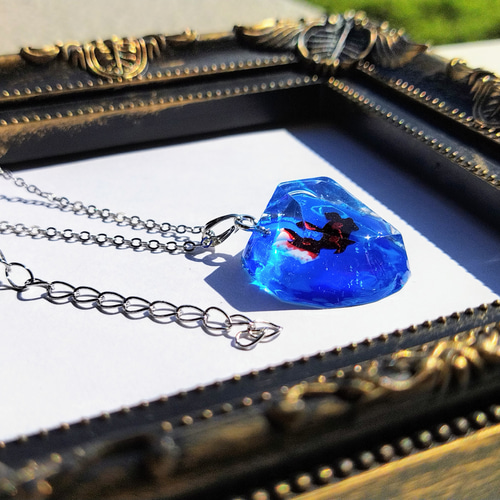 金魚が泳ぐ水中レジンネックレス 金魚の鉱石ネックレス / レジン / 水