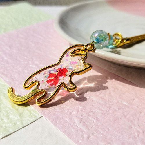 ぶら下がりにゃんこの天然石ストラップ / 水晶 / 猫 / 金魚 携帯 