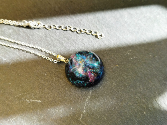 宇宙ネックレス / 22mm / レジン / メンズ / ギフト 6枚目の画像