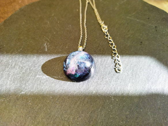 宇宙ネックレス / 22mm / レジン / メンズ / ギフト 7枚目の画像