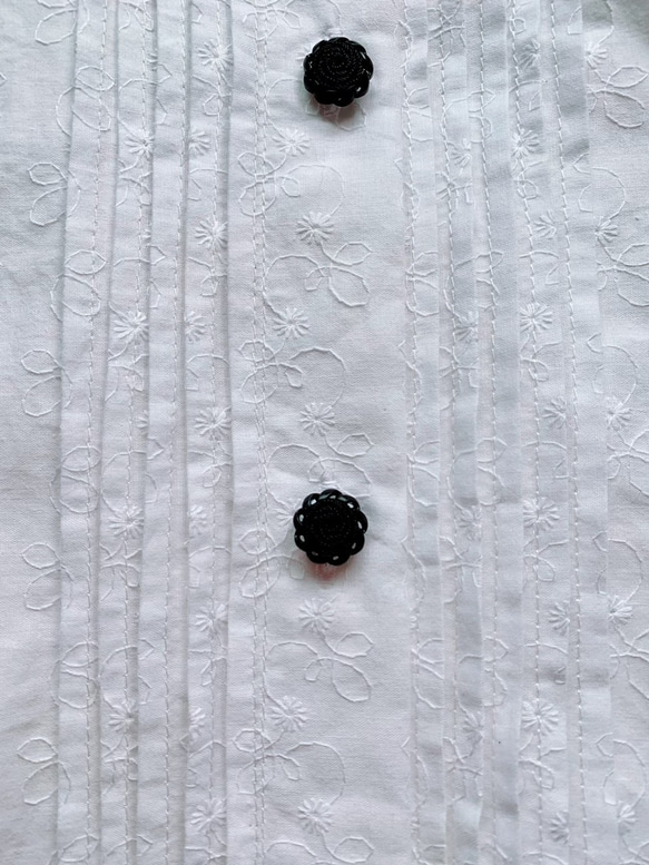 １枚で決まる　レトロ　クラシカル　白い小花刺繍レースと黒い小花柄ローン　ウエストギャザー切替ワンピース 8枚目の画像