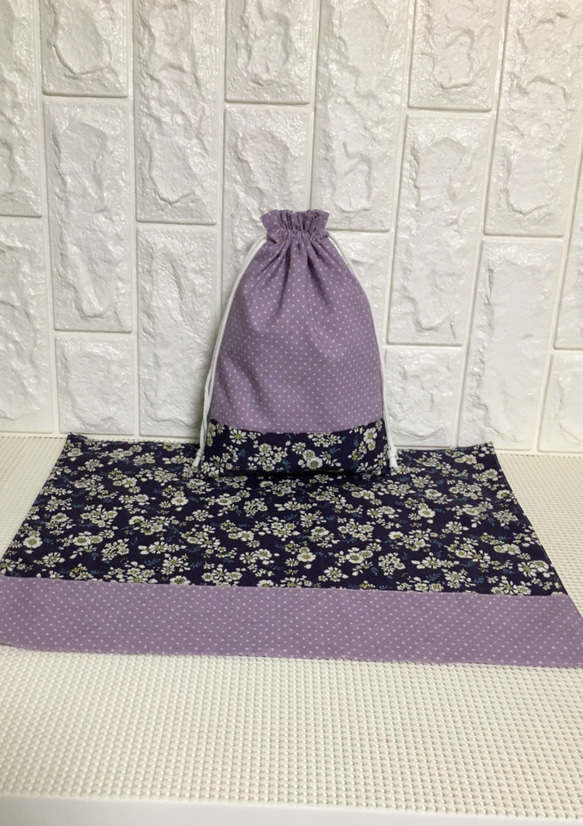 人気の紫ベース花柄とドット柄：ランチョン30x40と巾着袋の２点セット 1枚目の画像
