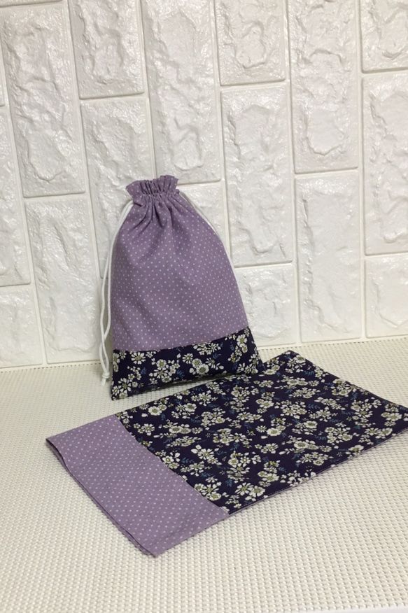 人気の紫ベース花柄とドット柄：ランチョン30x40と巾着袋の２点セット 2枚目の画像