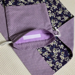 人気の紫ベース花柄とドット柄：ランチョン30x40と巾着袋の２点セット 3枚目の画像