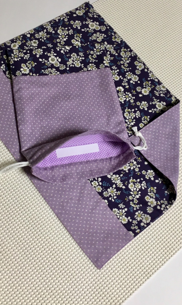 人気の紫ベース花柄とドット柄：ランチョン30x40と巾着袋の２点セット 3枚目の画像
