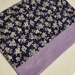 人気の紫ベース花柄とドット柄：ランチョン30x40と巾着袋の２点セット 4枚目の画像