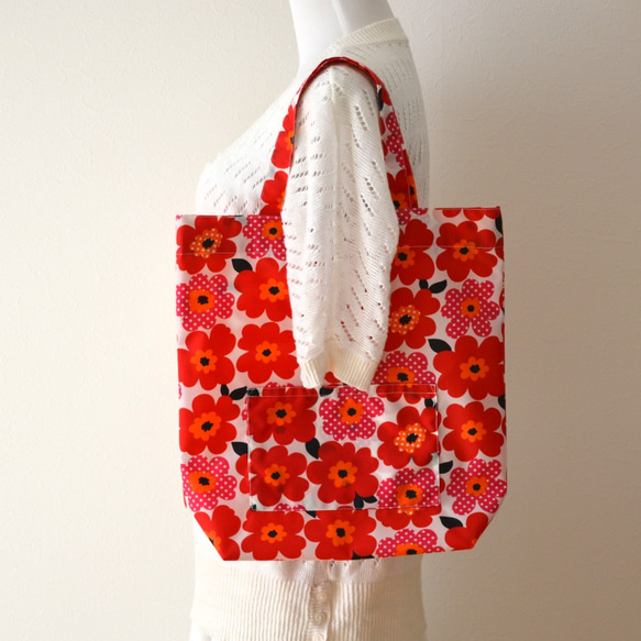 お買い物袋　エコバッグ　撥水生地　北欧風花柄　赤　　中　1点物 1枚目の画像