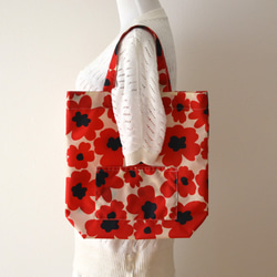 お買い物袋　エコバッグ　撥水生地　北欧風　赤花柄　中 1枚目の画像