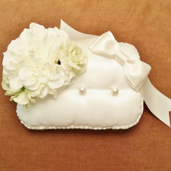 ブレードつき花束とリボンのリングピロー（ホワイト） 3枚目の画像
