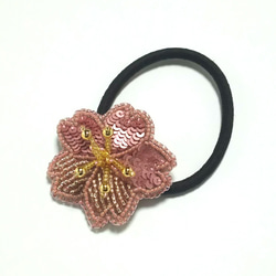 桜モチーフのビーズ刺繍ヘアゴム 1枚目の画像