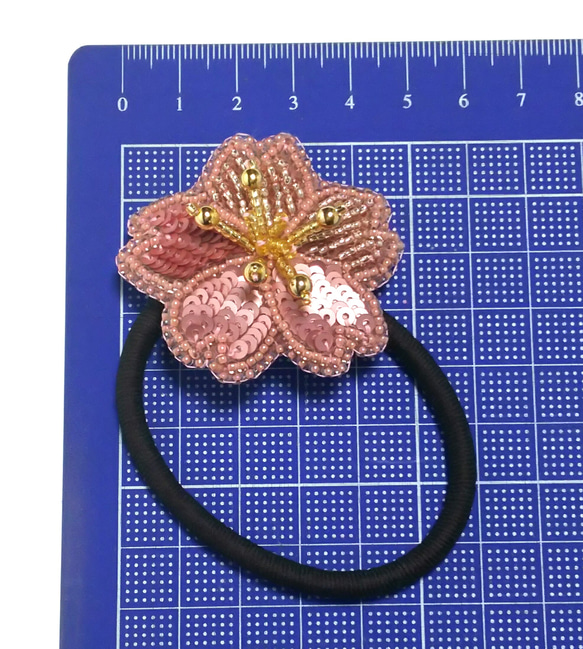 桜モチーフのビーズ刺繍ヘアゴム 3枚目の画像