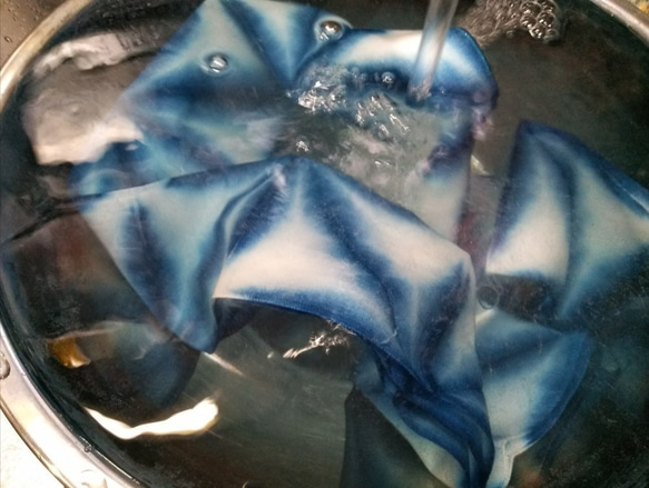 藍染雪花絞りてぬぐい 菊格子 6枚目の画像