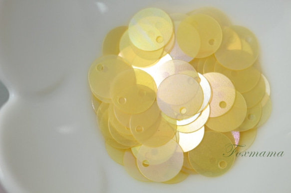 スパンコール 10mm 約180枚(約5g) 丸 トップホール オーロラ 黄色 (SCC10AYLSHTH) 1枚目の画像