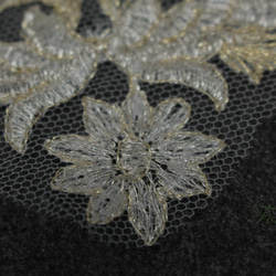 チュール刺繍モチーフ 1枚 花 スパンコール付 金銀ラメ糸 (MFLA22GLHYSP) 4枚目の画像
