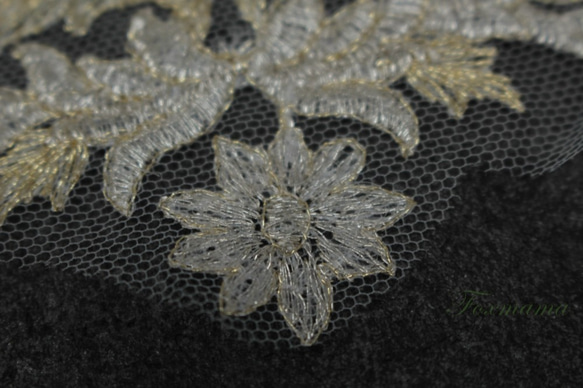 チュール刺繍モチーフ 1枚 花 スパンコール付 金銀ラメ糸 (MFLA22GLHYSP) 4枚目の画像