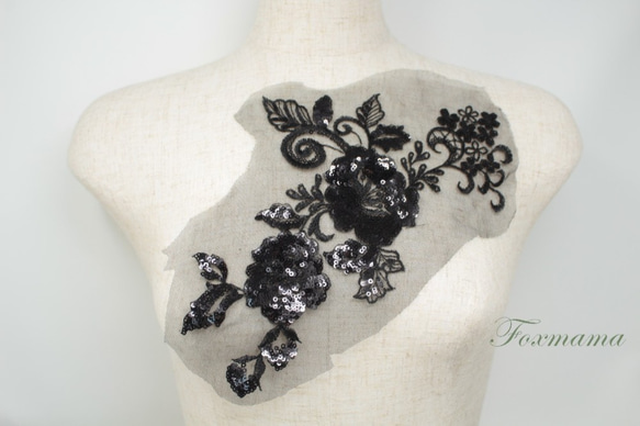 チュール刺繍モチーフ 1枚 花 スパンコール付き 黒 (MFLB62BKHYSP) 1枚目の画像