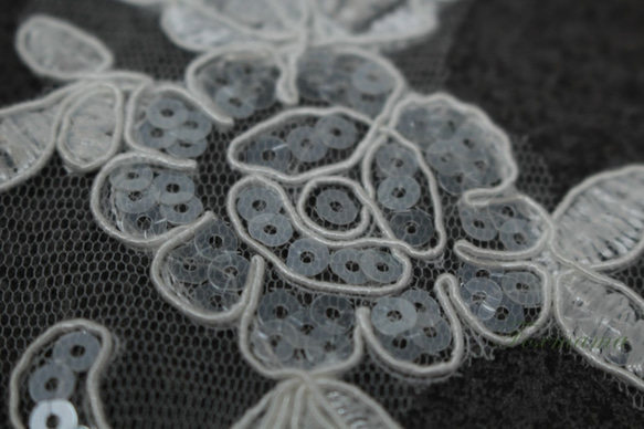 チュールコード刺繍モチーフ 1対 花 キナリ スパンコール装飾 (MFLB52KNHYJL) 4枚目の画像