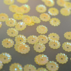スパンコール 6mm 約340枚(約4g) 菊 カップ オーロラ 黄 (SKC06AYLHL00) 3枚目の画像