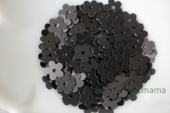 スパンコール 7mm 約400枚(約4g) 5枚花びら マット 黒 (SF507MBKHH01) 1枚目の画像