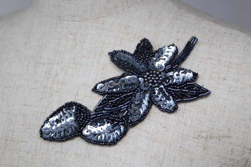 アルベロベロ 【豪華】ぶたさん刺繍 ワッペン スパンコール ビーズ ジップベスト アルベロベロ 【豪華】ぶたさん刺繍 ワッペン スパンコール