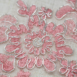 チュール銀ラメコード刺繍モチーフ 1対 花 ピンク (MFLA52PKJLJL) 4枚目の画像