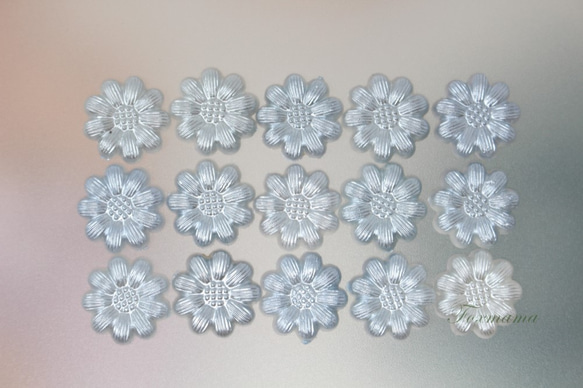樹脂デコパーツ 30個 カボション 9枚花びら デイジー 平底  シルバー 銀色(DF9130SVJL00) 1枚目の画像