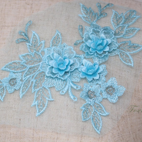 チュール刺繍花びら立体モチーフ 水色x水色ラメ タイプB 1枚