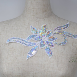 スパンコール刺繍ワッペン 1枚 花 白刺繍 x オーロラシルバー