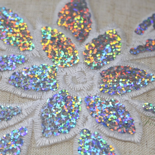 スパンコール刺繍ワッペン 1枚 花 白刺繍 x オーロラシルバー スパンコール刺繍ワッペン 1枚 花 白刺繍 x オーロラシルバー