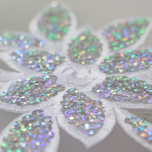 スパンコール刺繍ワッペン 1枚 花 白刺繍 x オーロラシルバー スパンコール刺繍ワッペン 1枚 花 白刺繍 x オーロラシルバー