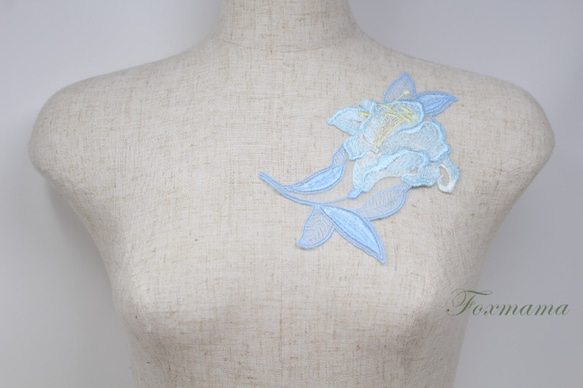 チュール刺繍モチーフ 1枚 ユリ 水色 (MYRA62WTSA00) 1枚目の画像