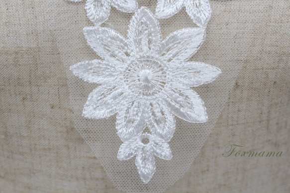 チュール刺繍モチーフ 1枚 花 スパンコール付き 白 (MFLB42WHSASP) 4枚目の画像