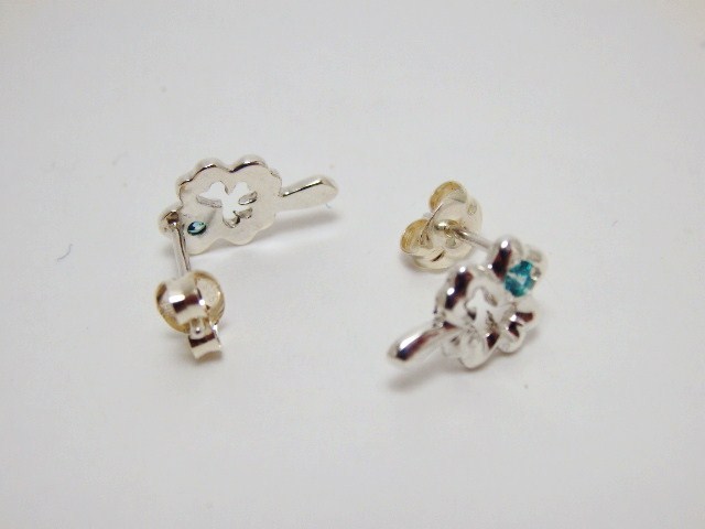 四つ葉のクローバーのピアス【ミントグリーン】