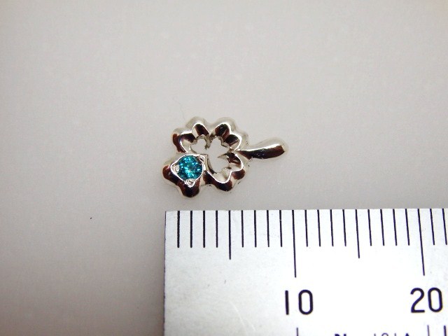 四つ葉のクローバーのピアス【ミントグリーン】