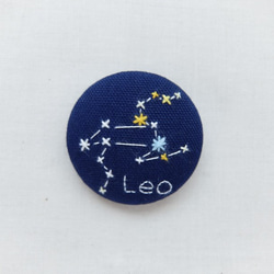 星座のブローチ＊しし座＊刺繍くるみボタン 1枚目の画像