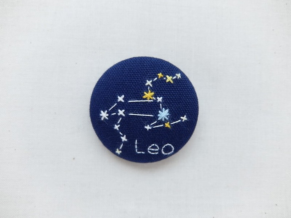 星座のブローチ＊しし座＊刺繍くるみボタン 1枚目の画像